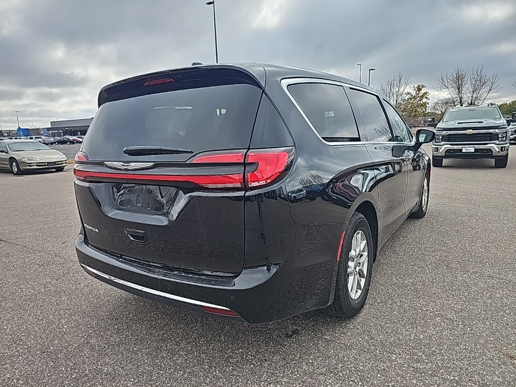Used 2025 Chrysler Pacifica Select Van Passenger Van