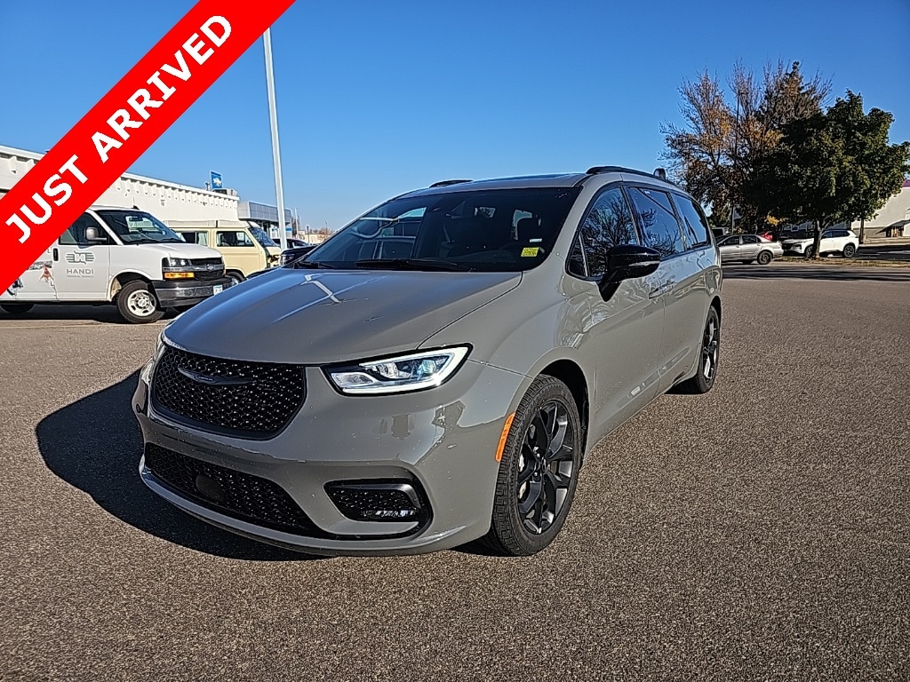 Used 2025 Chrysler Pacifica Limited Van Passenger Van