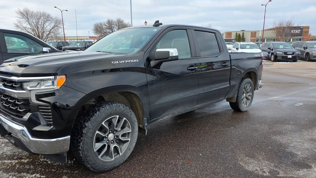 2023 Chevrolet Silverado 1500 LT photo 3