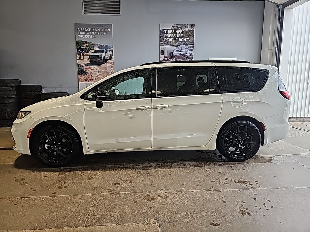 Used 2025 Chrysler Pacifica Limited Van Passenger Van