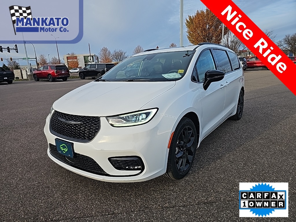 2025 Chrysler Pacifica Limited's photo