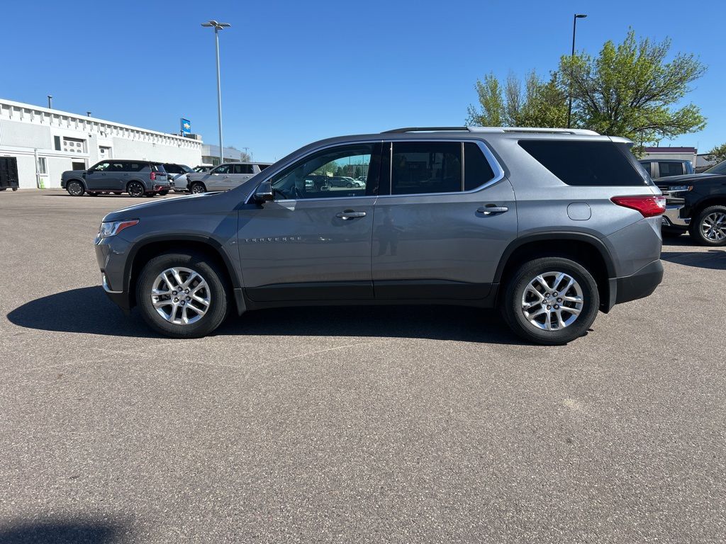 Used 2018 Chevrolet Traverse 1LT with VIN 1GNEVGKW2JJ272442 for sale in Mankato, Minnesota