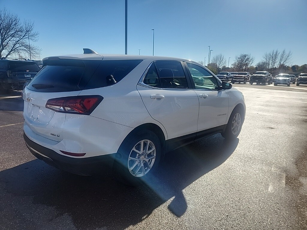 2024 Chevrolet Equinox LT photo 2