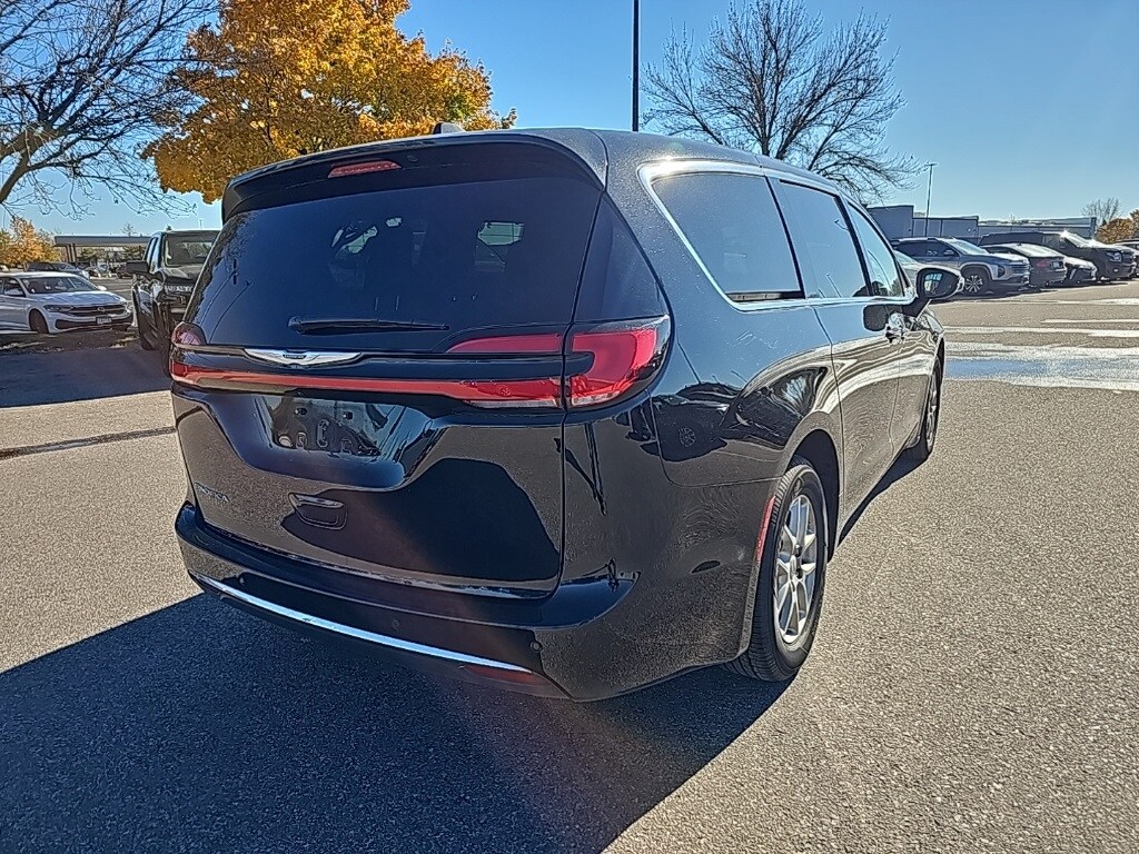 2025 Chrysler Pacifica photo 2