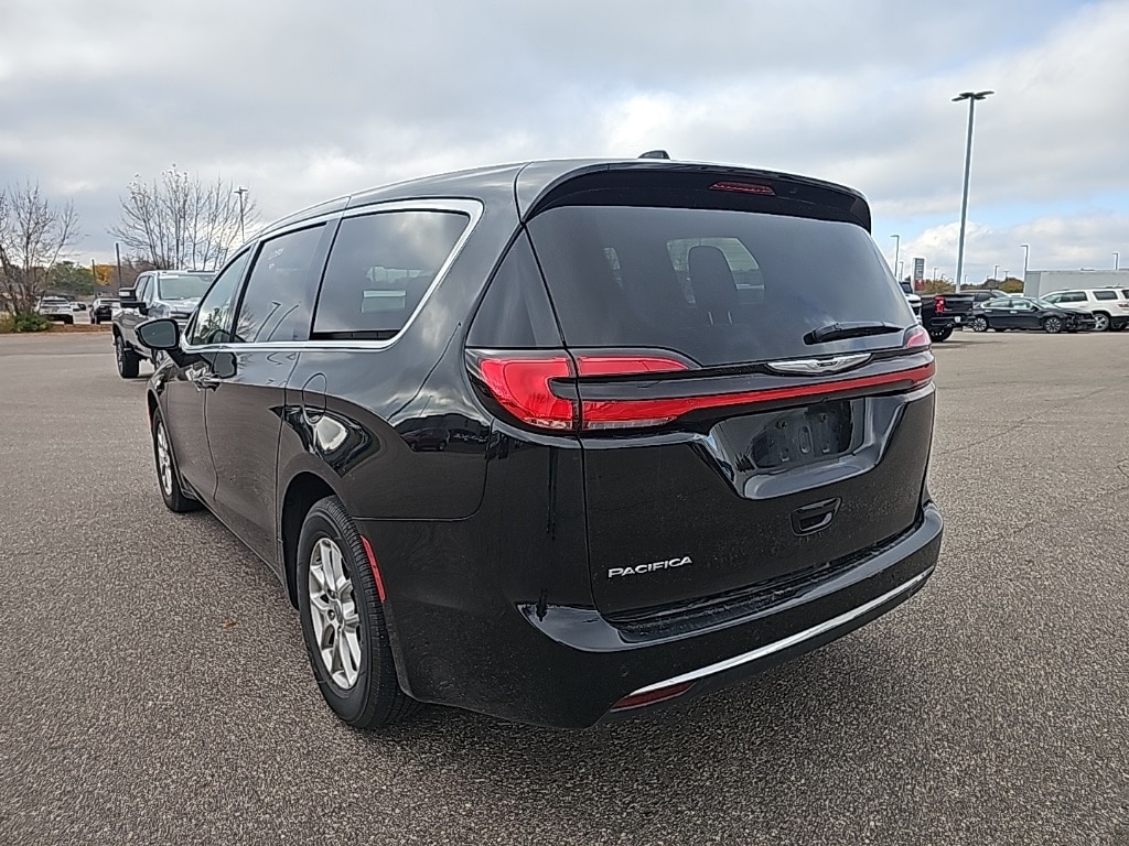 Used 2025 Chrysler Pacifica Select Van Passenger Van