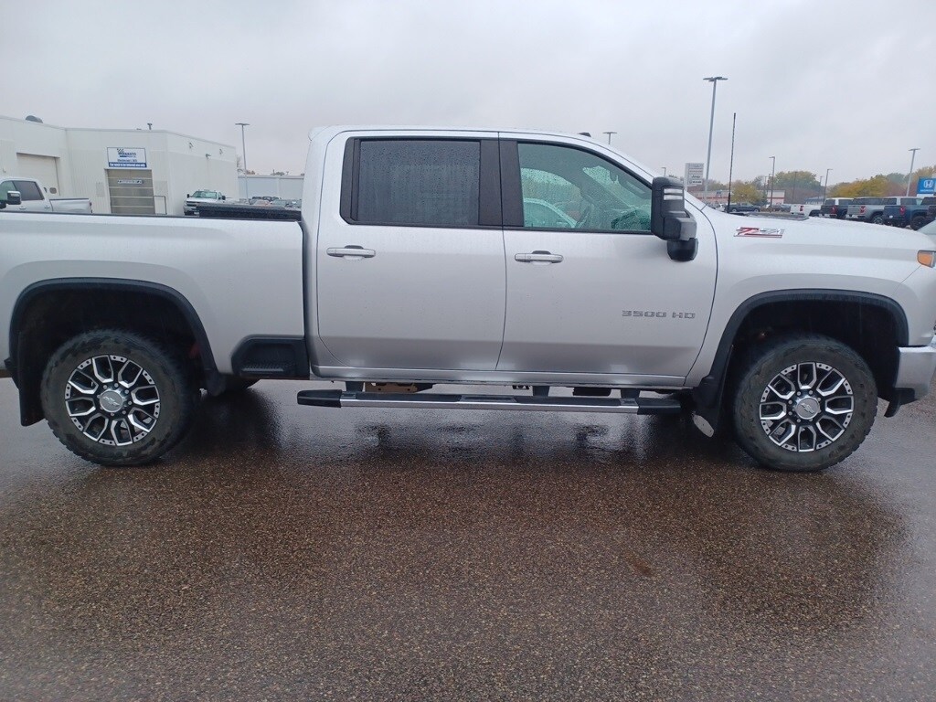 2022 Chevrolet Silverado 3500HD LT photo 3