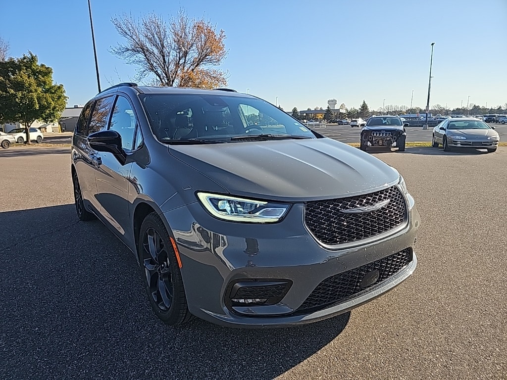 Used 2025 Chrysler Pacifica Limited Van Passenger Van