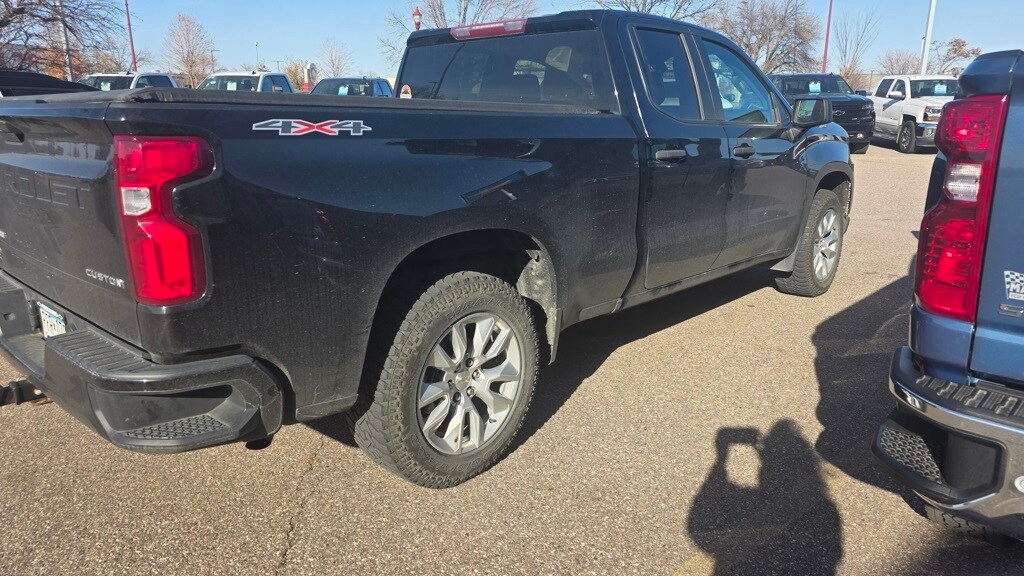 2020 Chevrolet Silverado 1500 Custom photo 2