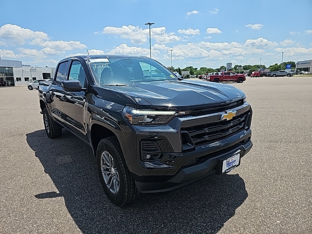 2025 Chevrolet Colorado Work Truck LT photo 3