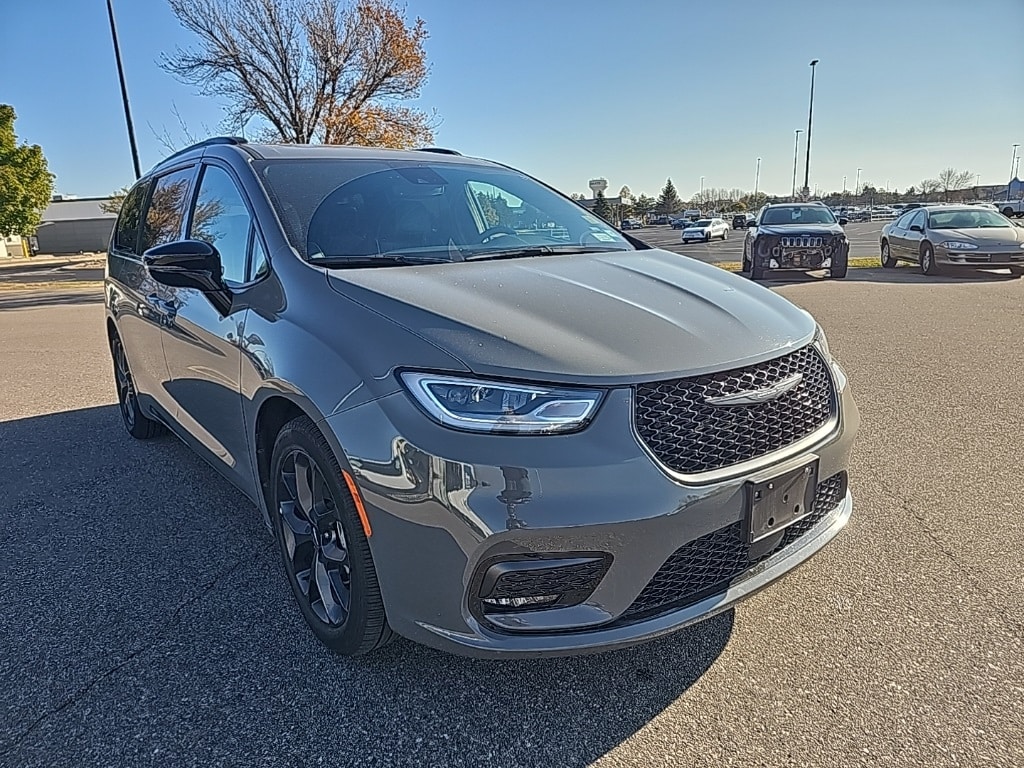 Used 2025 Chrysler Pacifica Limited Van Passenger Van