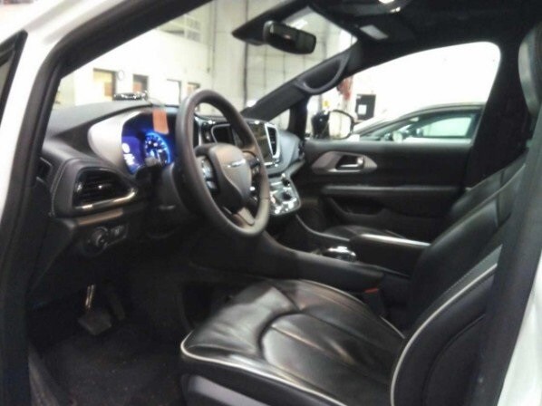 2025 Chrysler Pacifica Limited photo 3