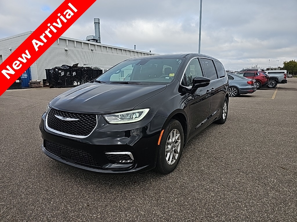 Used 2025 Chrysler Pacifica Select Van Passenger Van