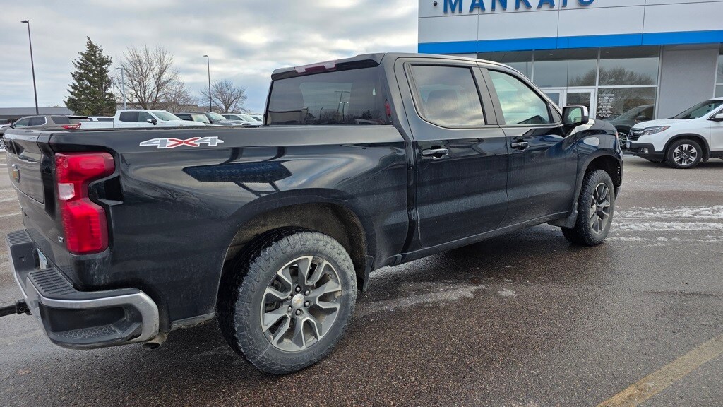 2023 Chevrolet Silverado 1500 LT photo 2