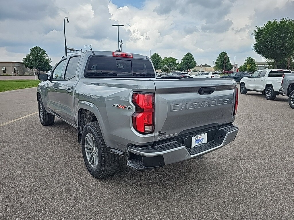2025 Chevrolet Colorado Work Truck LT photo 2