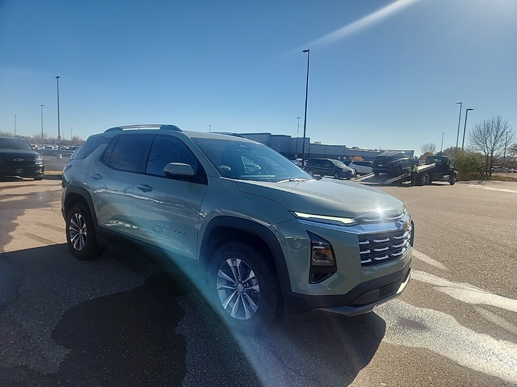 2025 Chevrolet Equinox LT photo 3