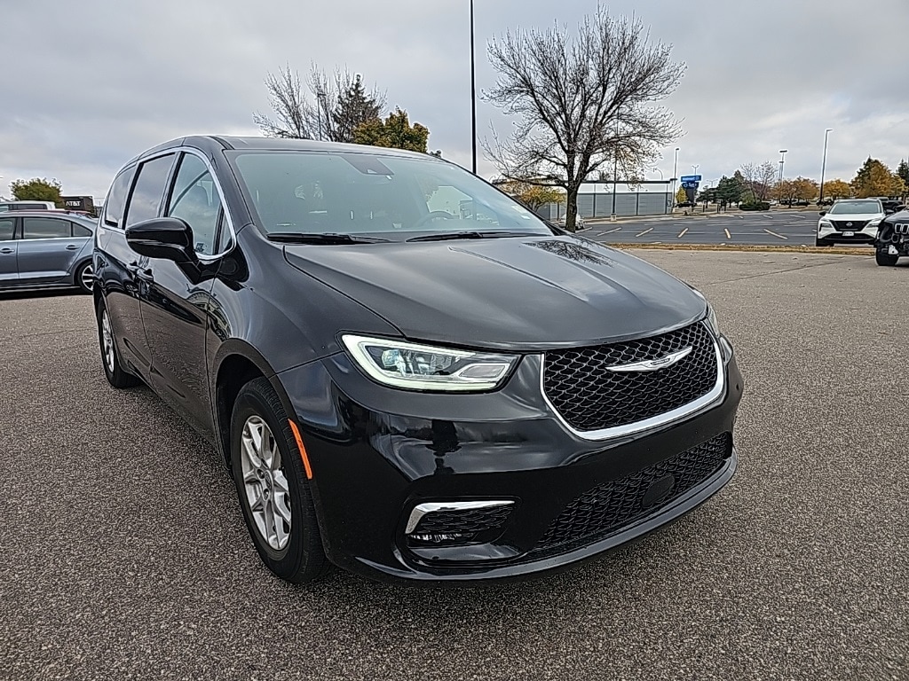 Used 2025 Chrysler Pacifica Select Van Passenger Van