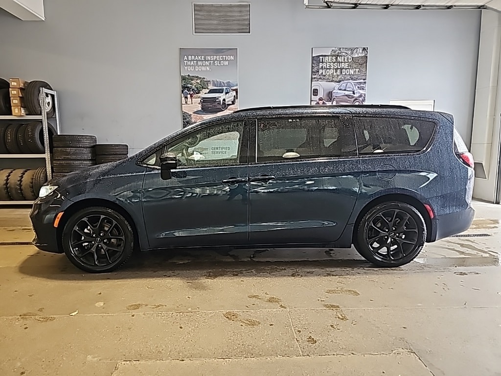Used 2025 Chrysler Pacifica Limited Van Passenger Van