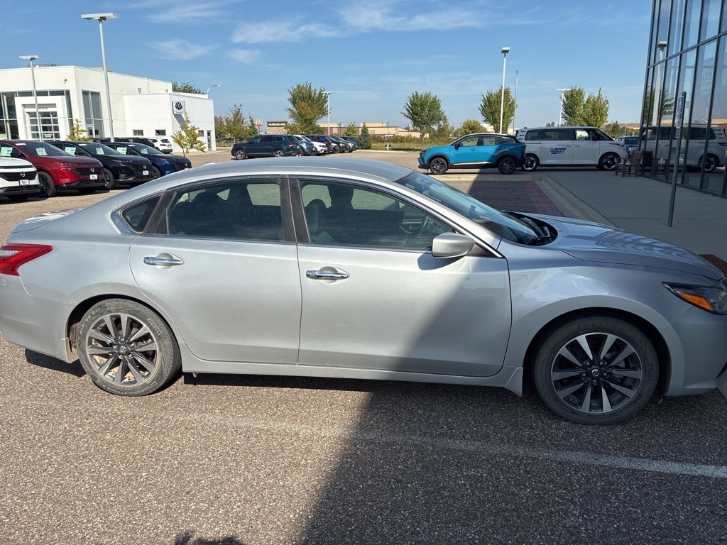 Used 2017 Nissan Altima 2.5 SV Sedan