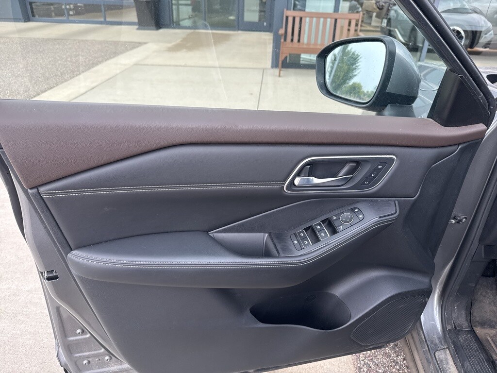 2022 Nissan Rogue Platinum AWD photo 3