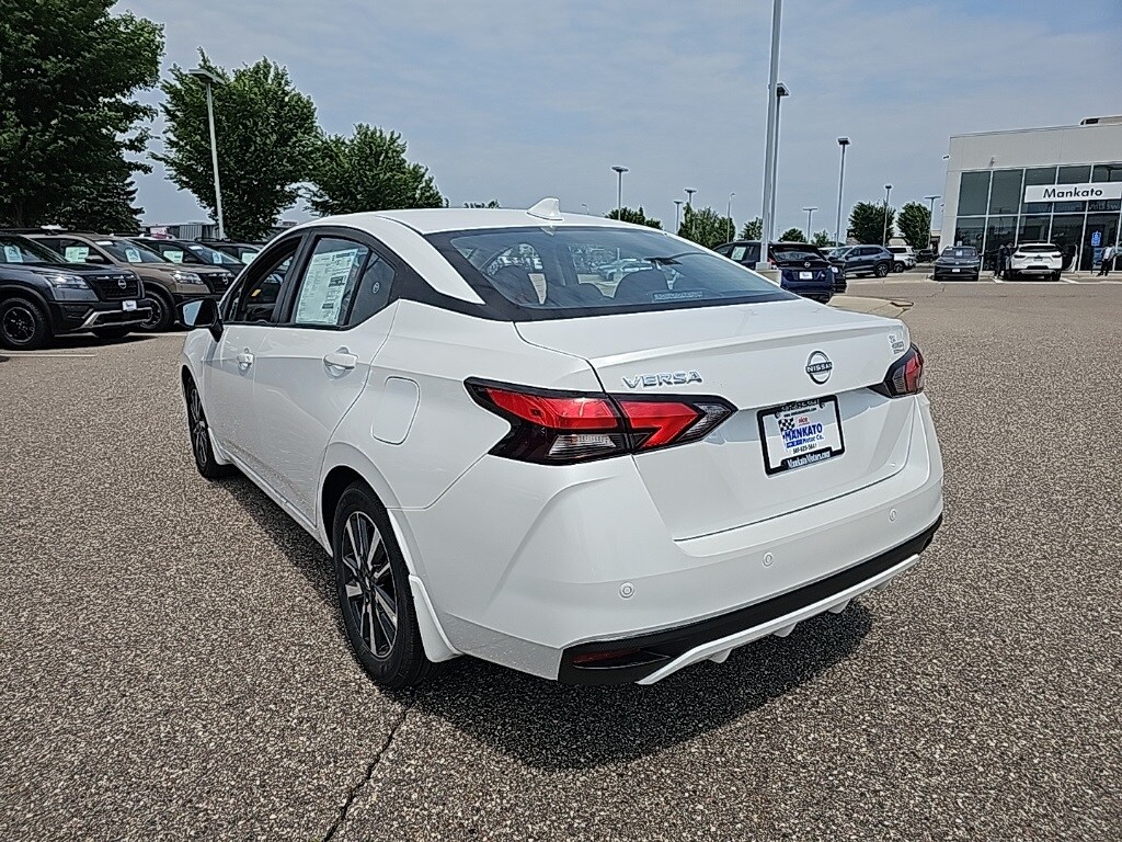 2025 Nissan Versa 1.6 SV photo 2