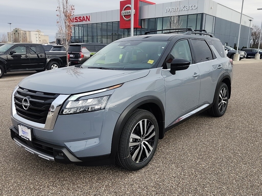 2025 Nissan Pathfinder Platinum photo 2