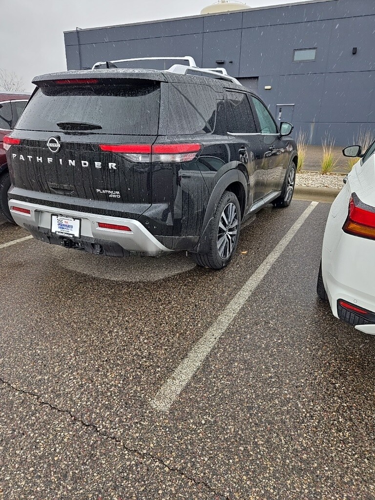 2022 Nissan Pathfinder Platinum photo 2