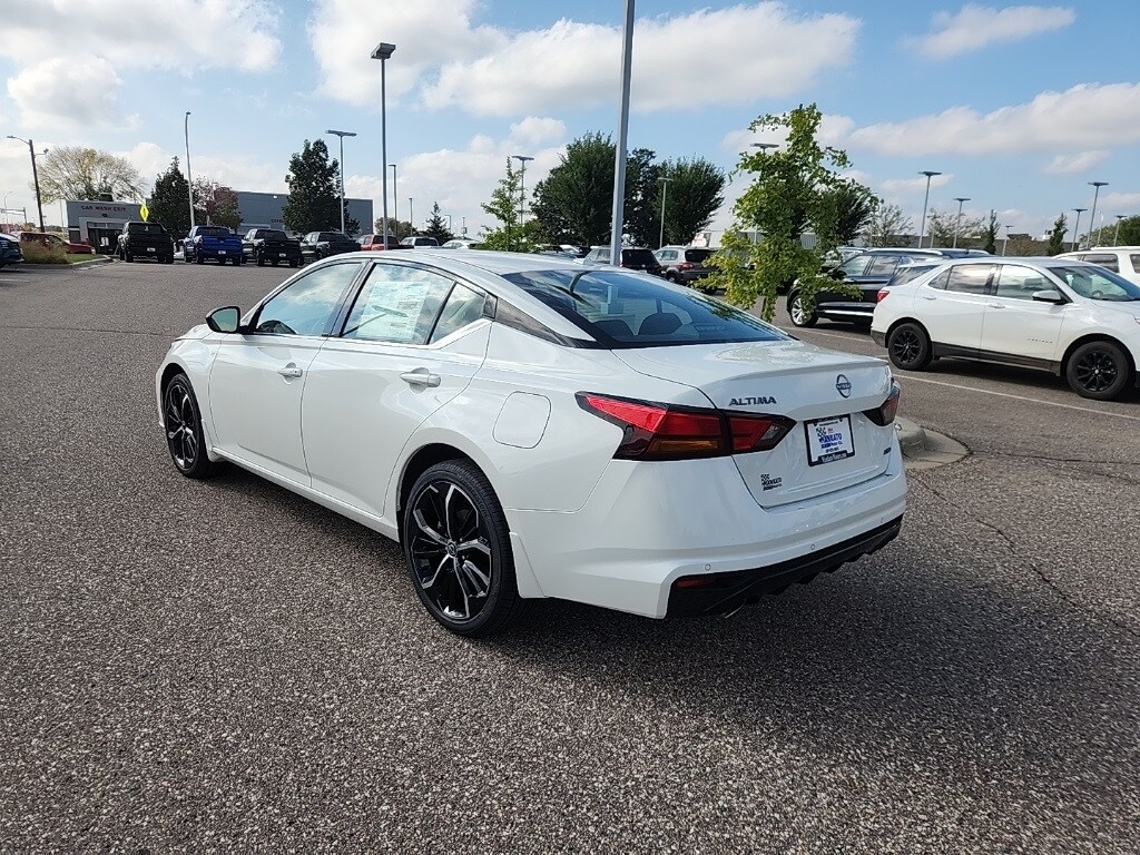 2025 Nissan Altima 2.5 SR photo 2