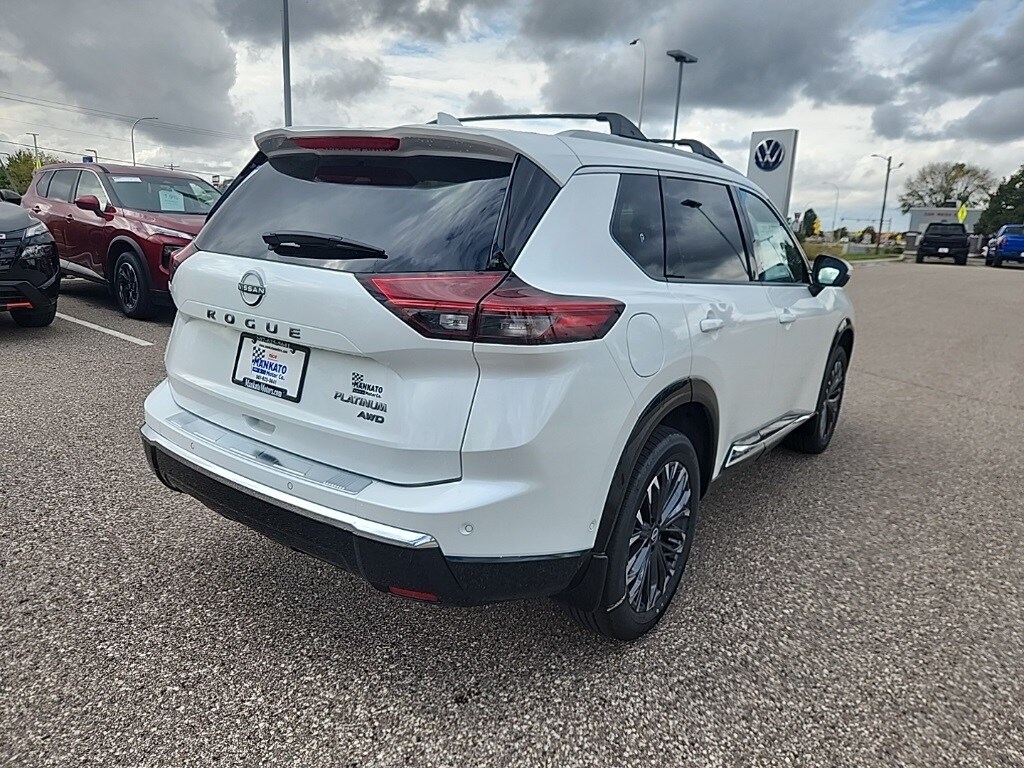 2026 Nissan Rogue Platinum photo 2