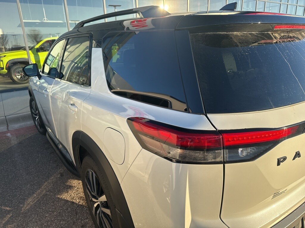 2024 Nissan Pathfinder Platinum photo 3