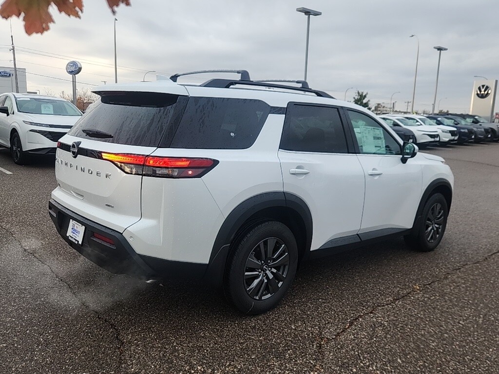 2025 Nissan Pathfinder SV photo 3