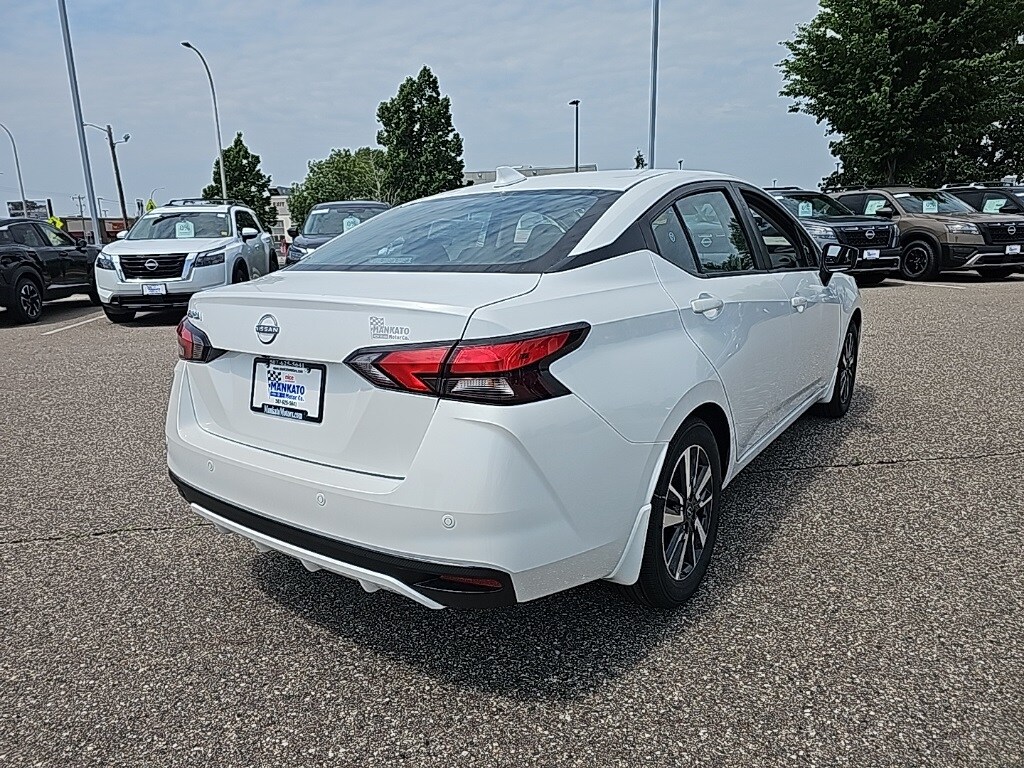 2025 Nissan Versa 1.6 SV photo 3