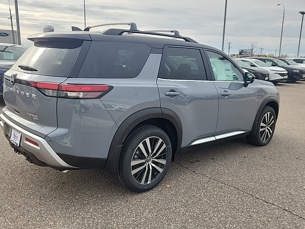 2025 Nissan Pathfinder Platinum photo 4