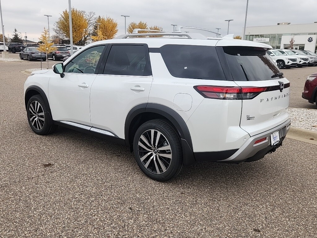 2025 Nissan Pathfinder Platinum photo 2