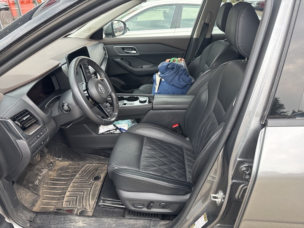 2022 Nissan Rogue Platinum AWD photo 2