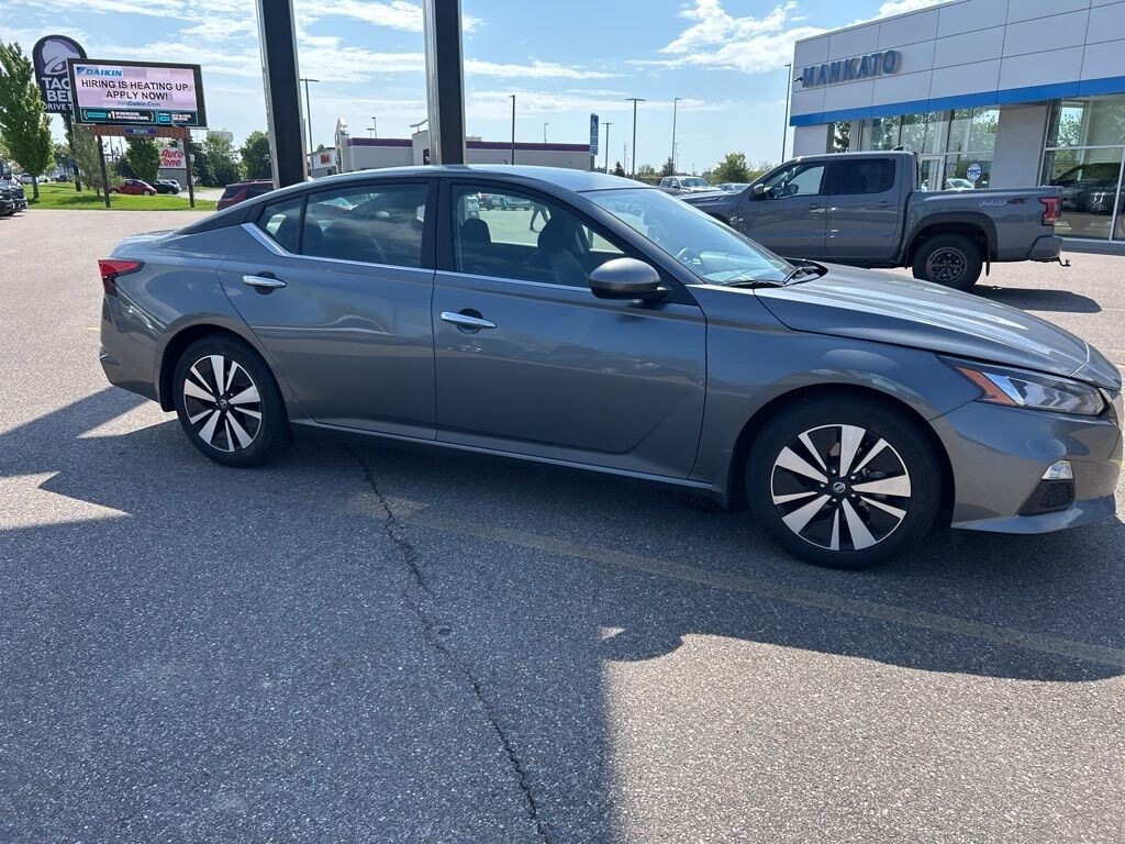 Used 2022 Nissan Altima 2.5 SV Sedan