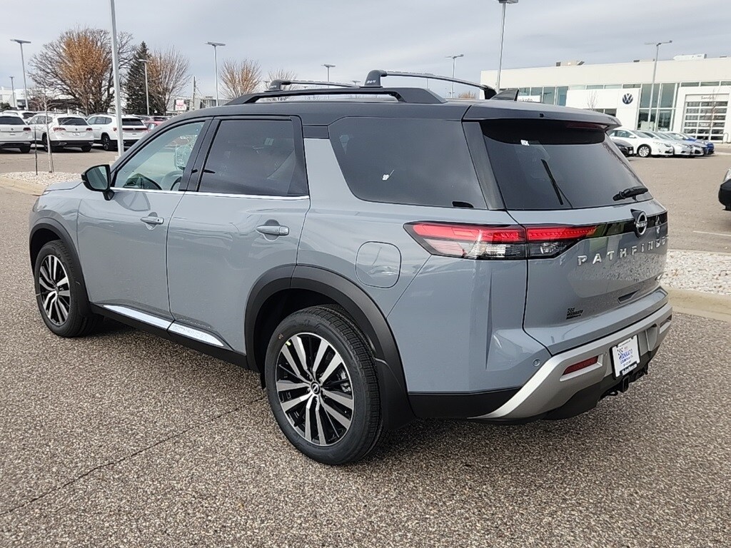 2025 Nissan Pathfinder Platinum photo 3