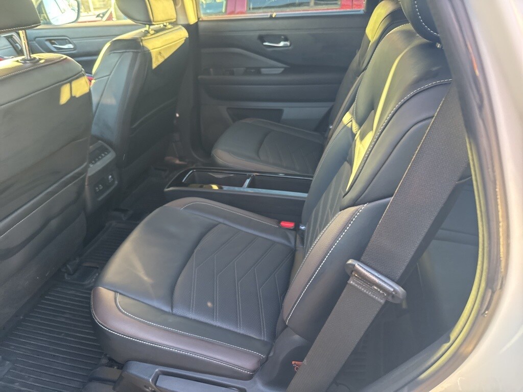 2024 Nissan Pathfinder Platinum photo 2