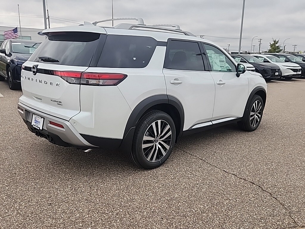 2025 Nissan Pathfinder Platinum photo 3
