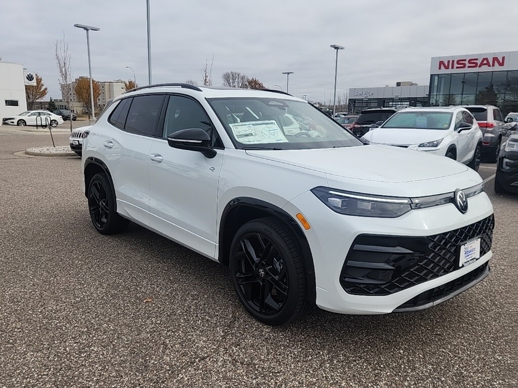 2026 Volkswagen Tiguan SE R-Line Black photo 4