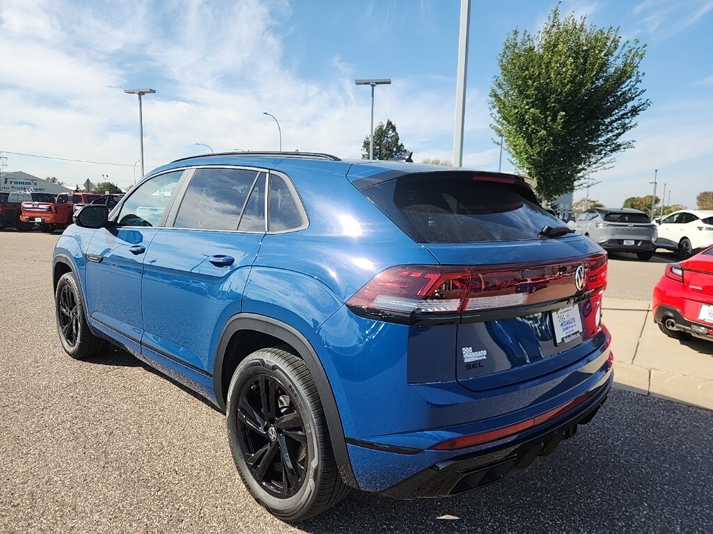 2026 Volkswagen Atlas Cross Sport SEL R-Line photo 2