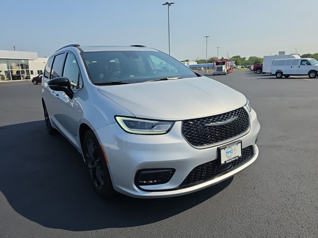Used 2026 Chrysler Pacifica Limited Van Passenger Van