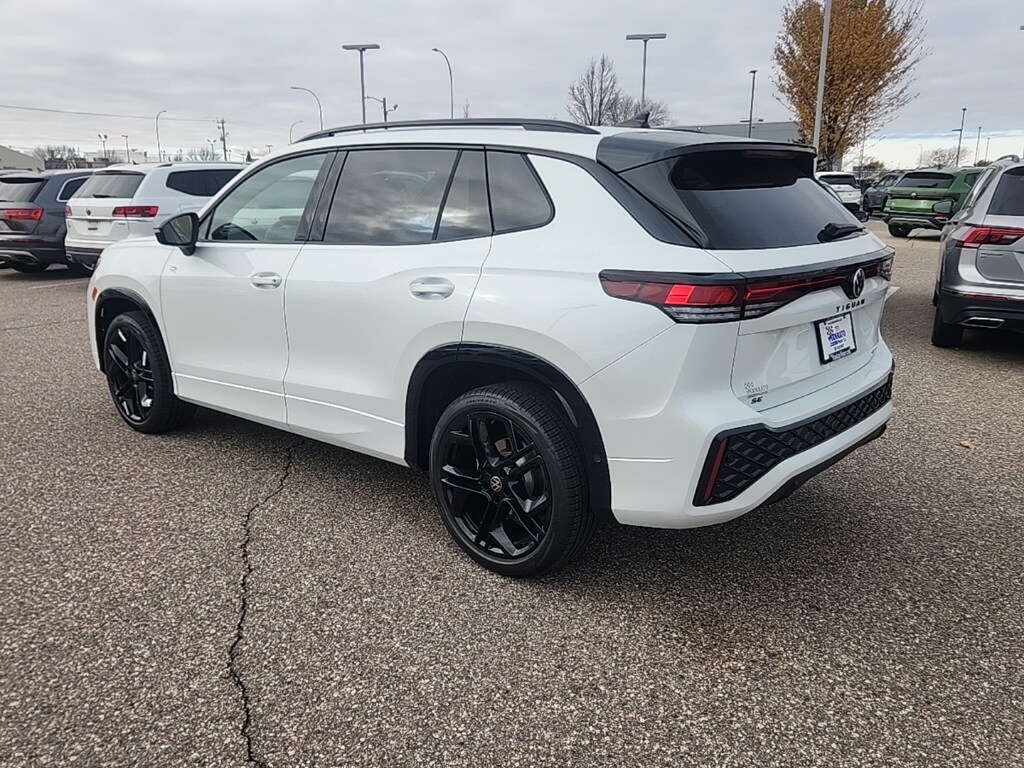 2026 Volkswagen Tiguan SE R-Line Black photo 2