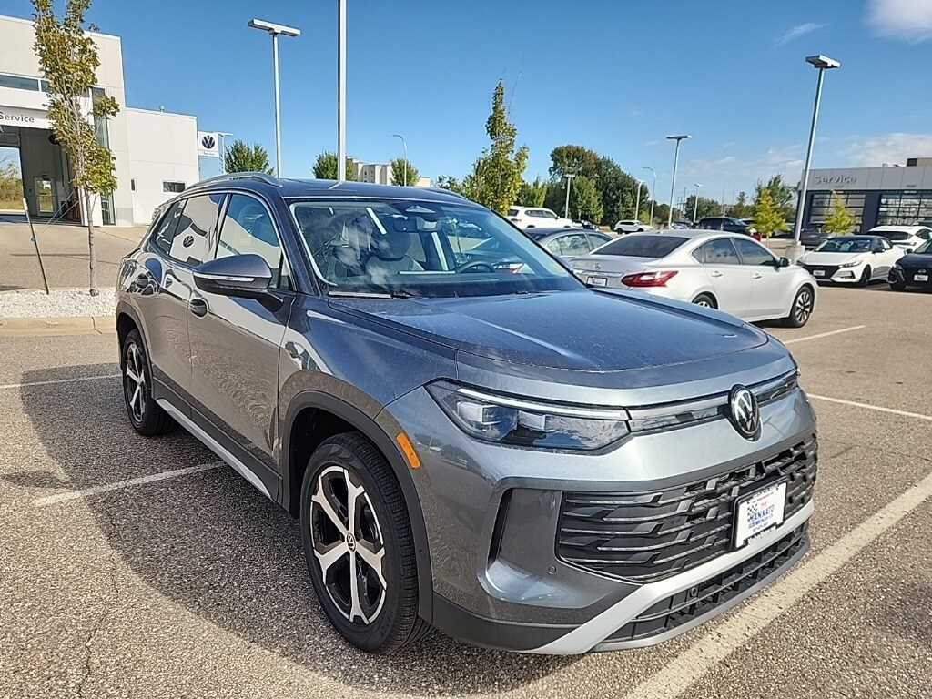 2025 Volkswagen Tiguan SE photo 3
