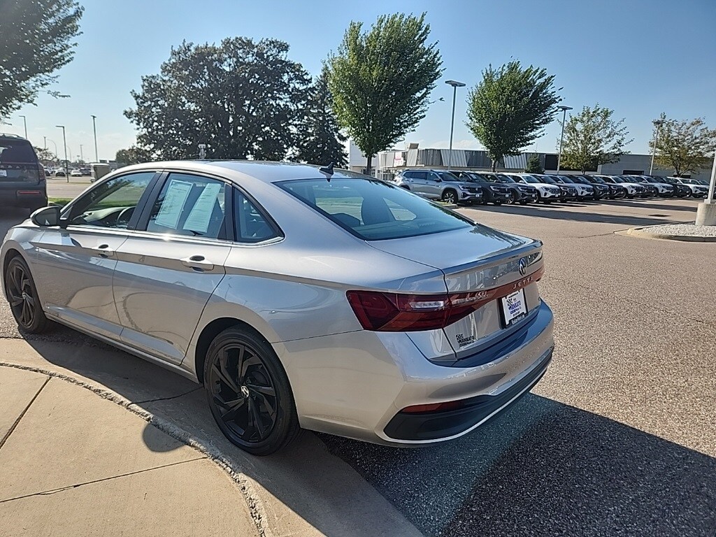Certified 2025 Volkswagen Jetta 1.5T SE Sedan