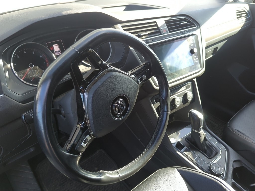 2018 Volkswagen Tiguan SE photo 2