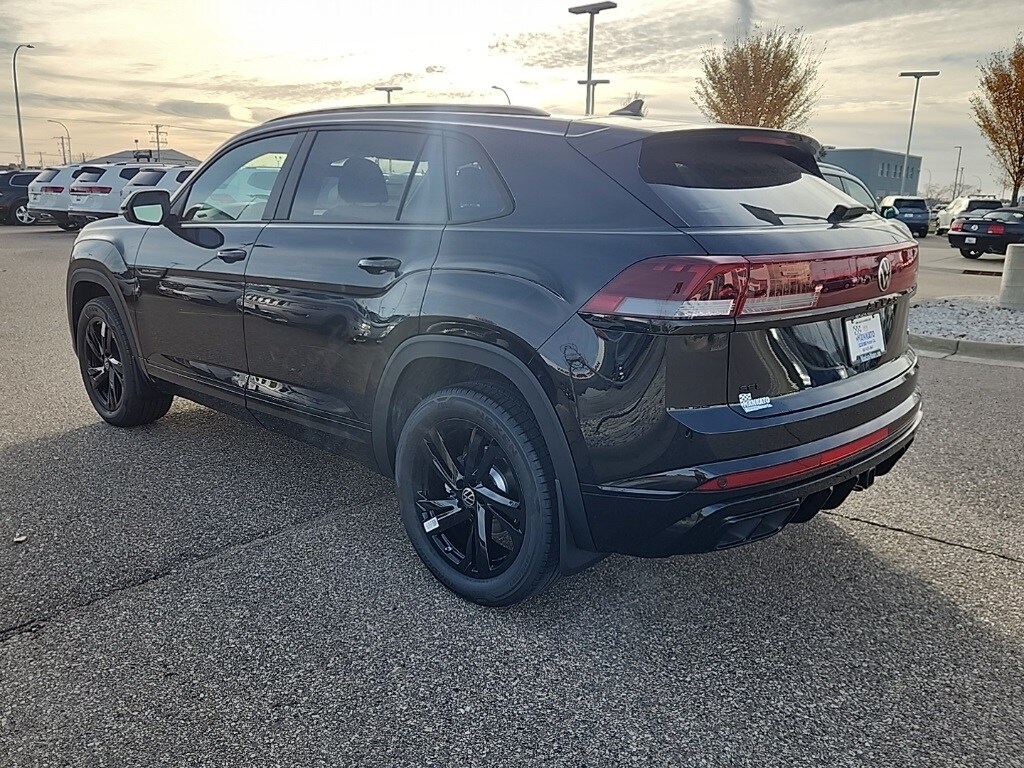 2026 Volkswagen Atlas Cross Sport SEL R-Line photo 2