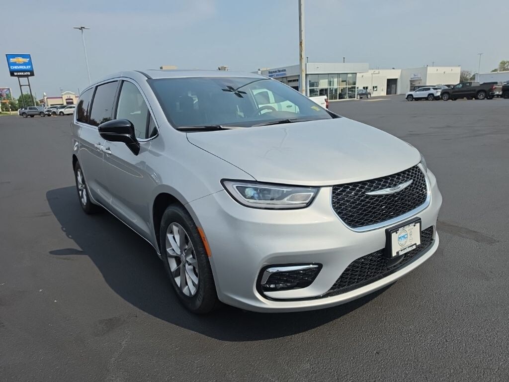 Used 2026 Chrysler Pacifica Limited Van Passenger Van