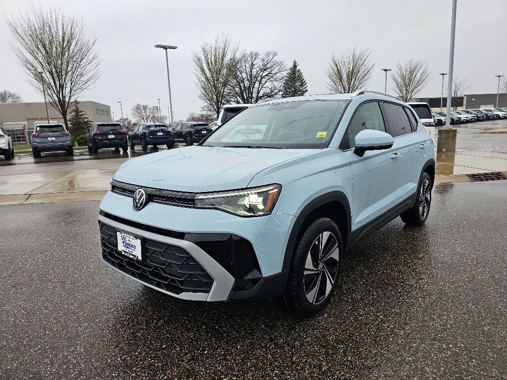 2025 Volkswagen Taos SE photo 3