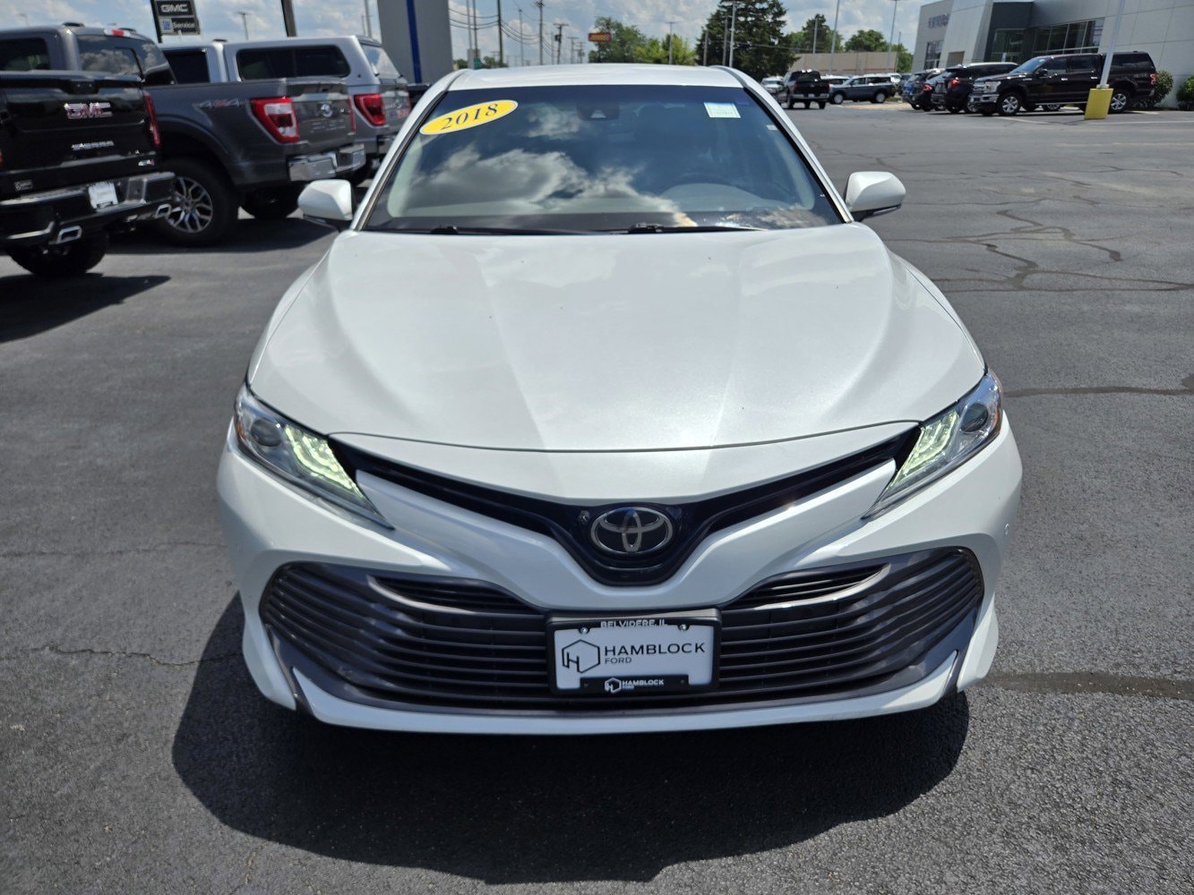 Used 2018 Toyota Camry XLE with VIN 4T1B11HK0JU097997 for sale in Belvidere, IL