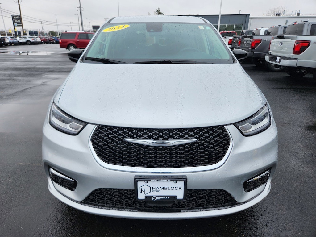 Used 2024 Chrysler Pacifica Touring L Passenger Van